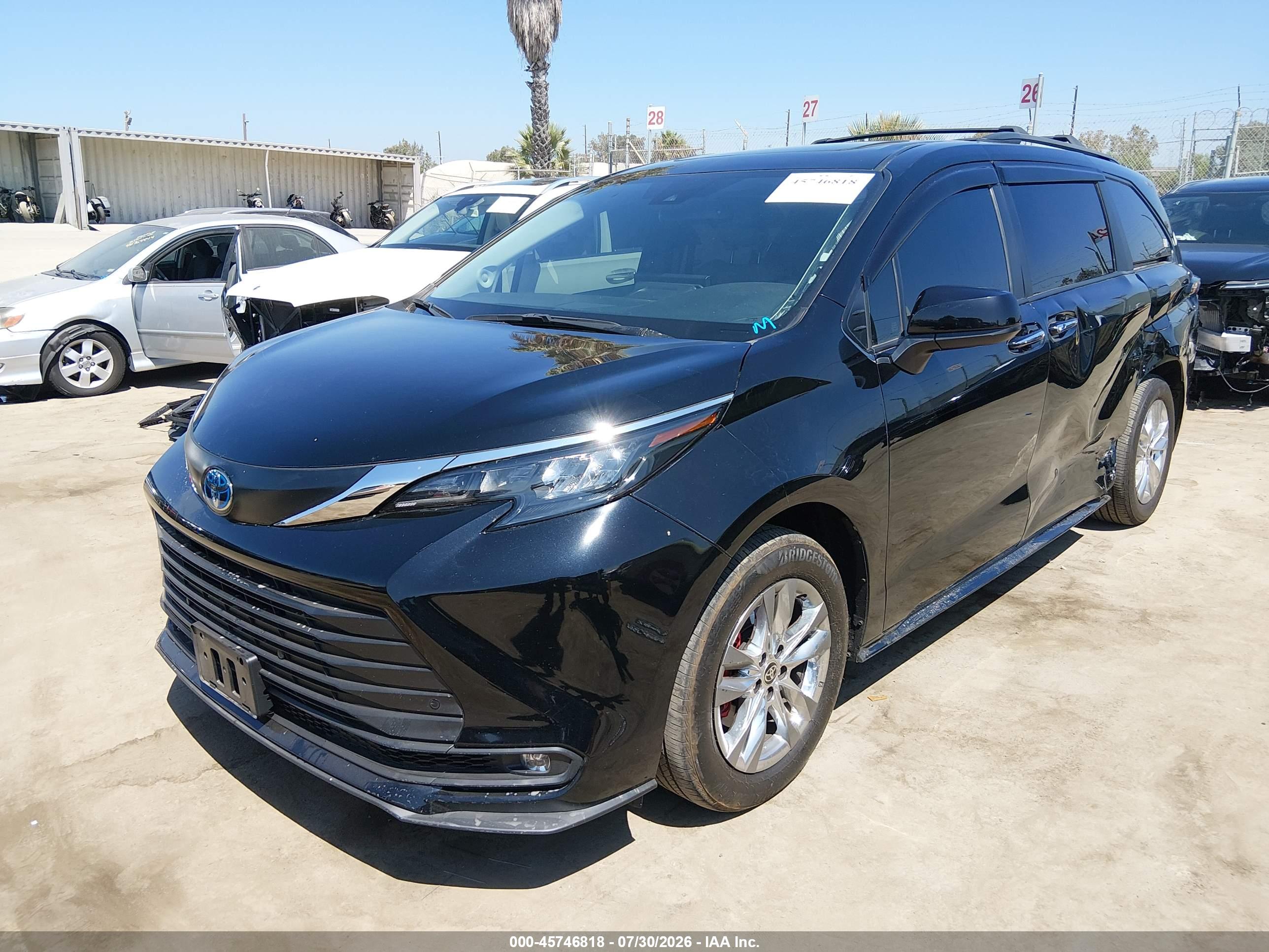 2025 TOYOTA SIENNA XLE — I2