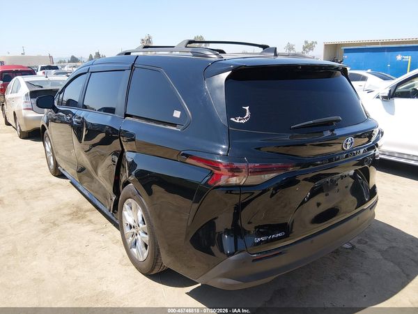 2025 TOYOTA SIENNA XLE — I3