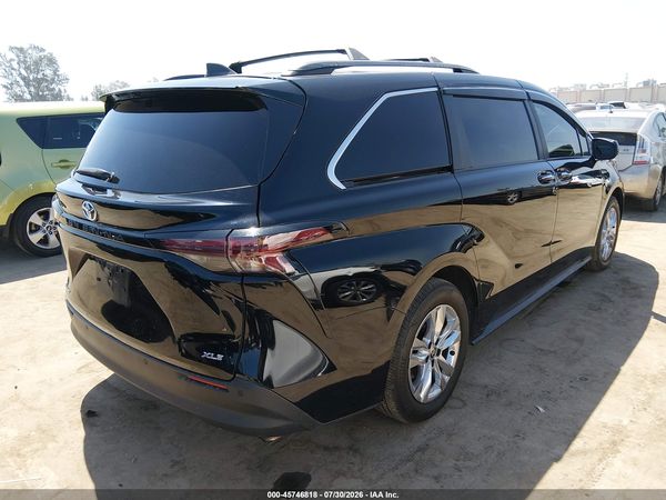 2025 TOYOTA SIENNA XLE — I4