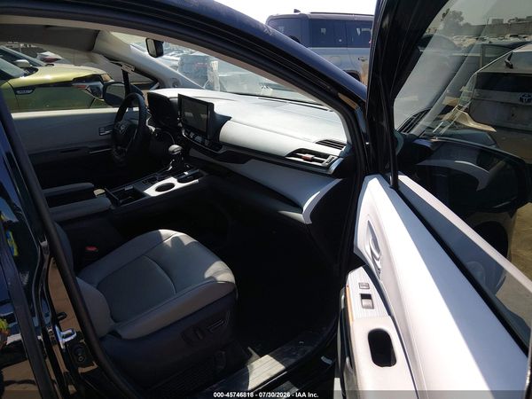 2025 TOYOTA SIENNA XLE — I5