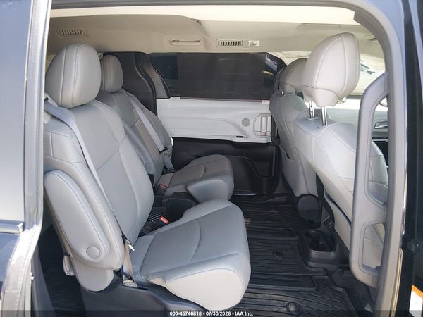 2025 TOYOTA SIENNA XLE — I8