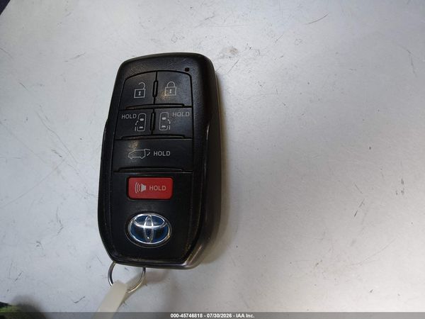 2025 TOYOTA SIENNA XLE — I11