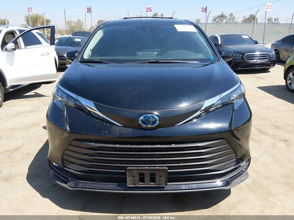 2025 TOYOTA SIENNA XLE — I115