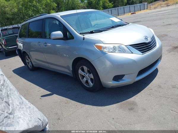 2014 TOYOTA SIENNA LE V6 8 PASSENGER