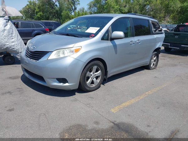 2014 TOYOTA SIENNA LE V6 8 PASSENGER