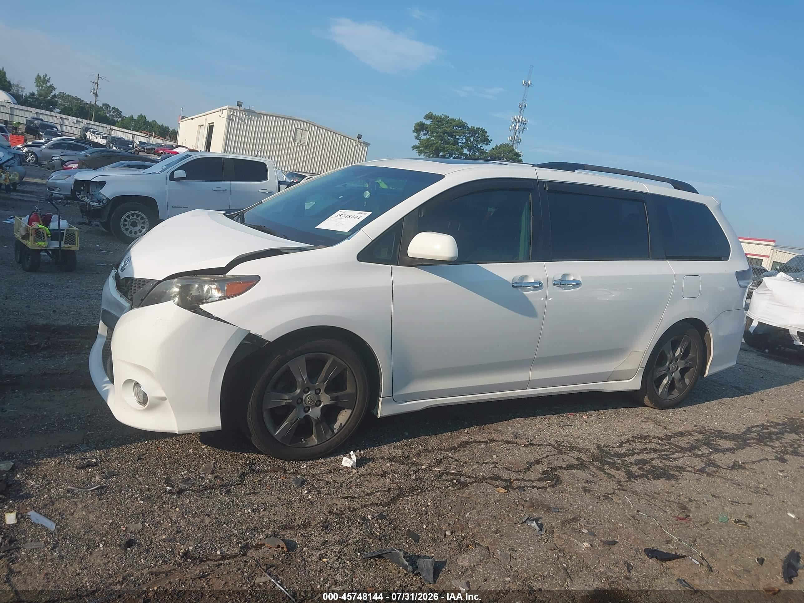 2014 TOYOTA SIENNA SE 8 PASSENGER