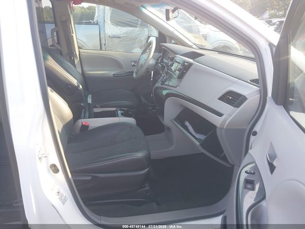 2014 TOYOTA SIENNA SE 8 PASSENGER