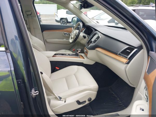 2022 VOLVO XC90 T5 MOMENTUM 7 PASSENGER