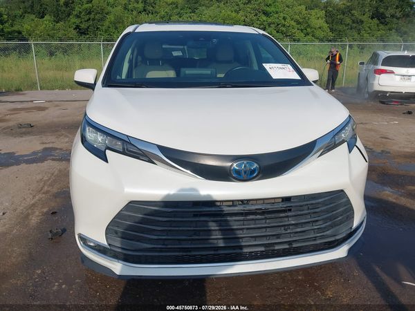2021 TOYOTA SIENNA XLE — I115