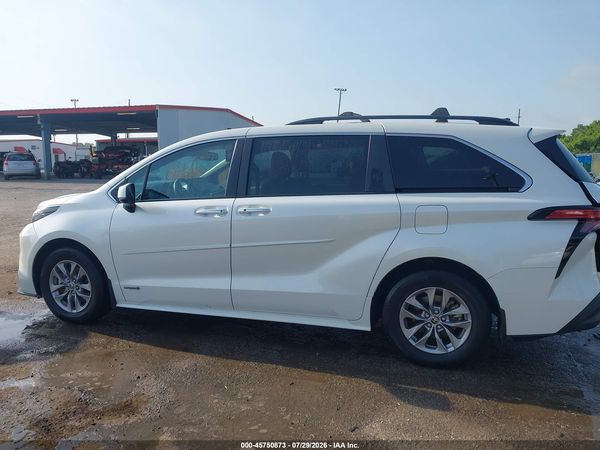 2021 TOYOTA SIENNA XLE — I117