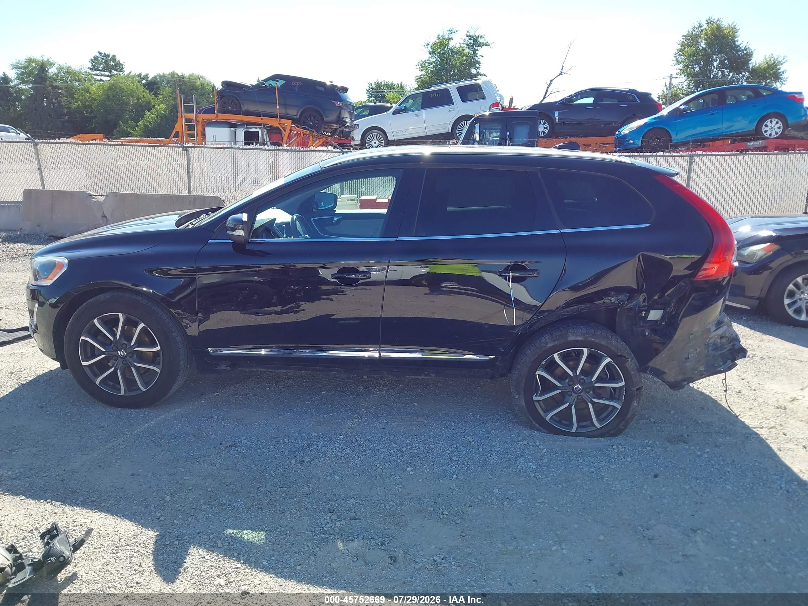 2017 VOLVO XC60 T6 DYNAMIC