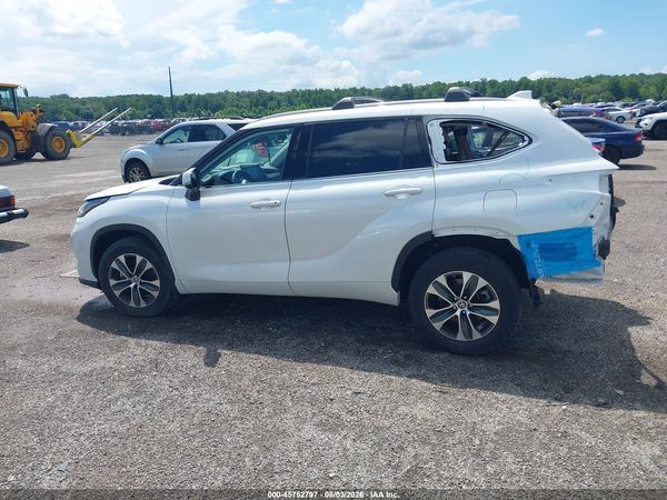 2022 TOYOTA HIGHLANDER XLE