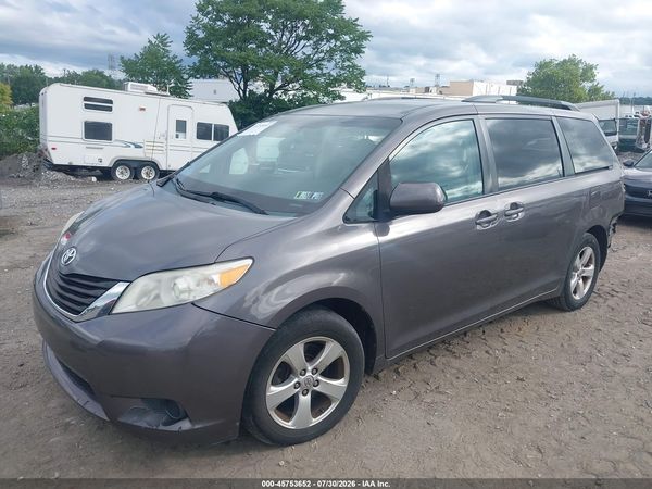 2013 TOYOTA SIENNA LE V6 8 PASSENGER
