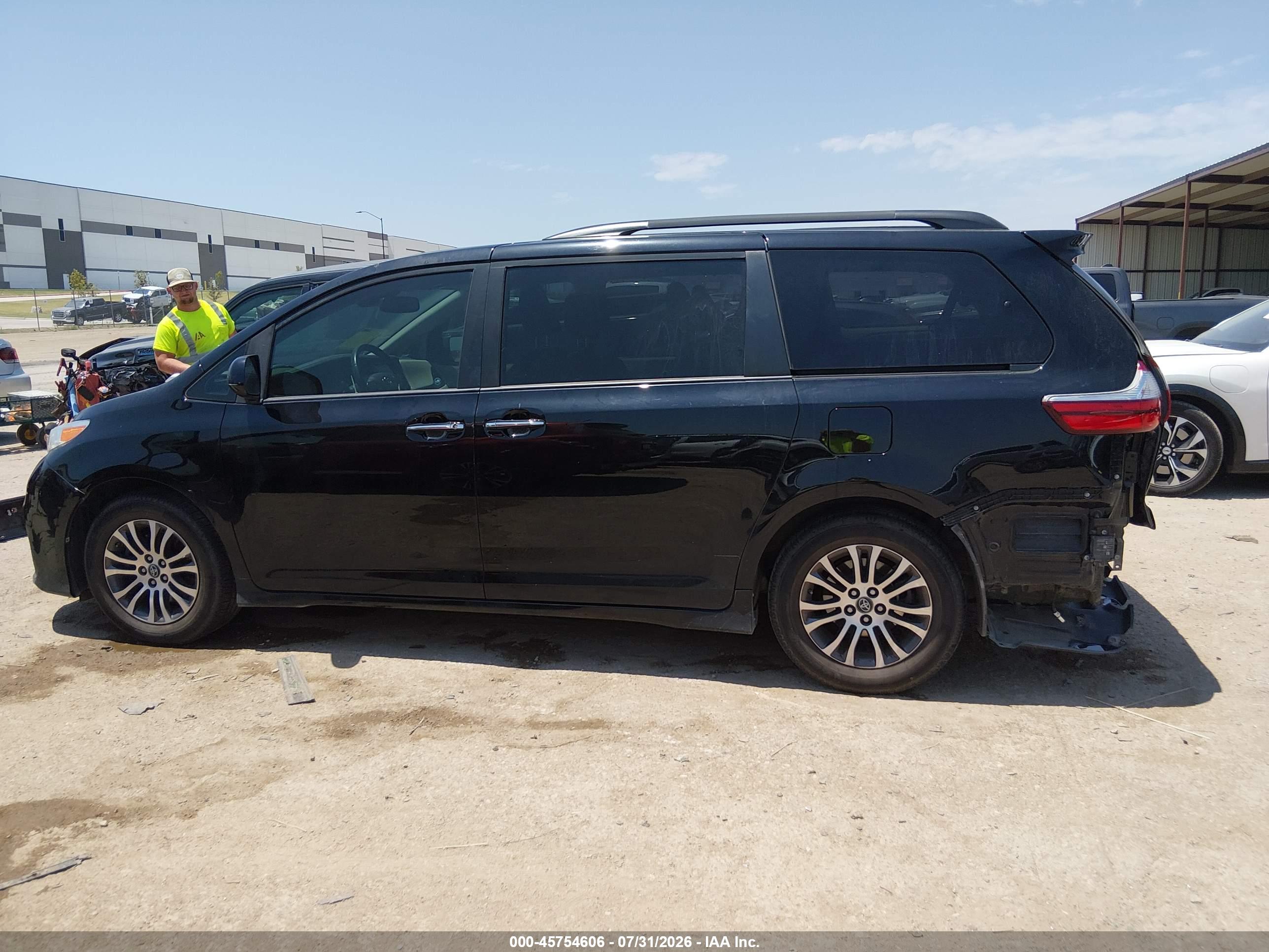 2019 TOYOTA SIENNA XLE 8 PASSENGER