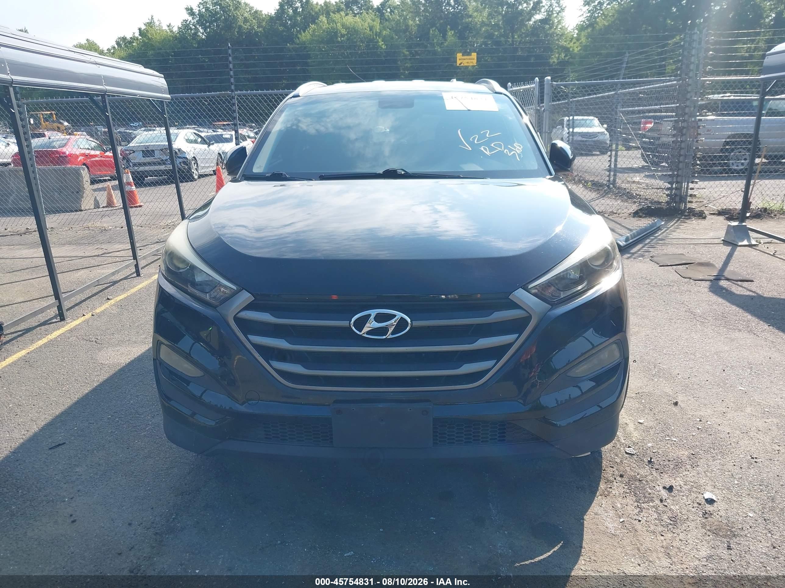 2016 HYUNDAI TUCSON SE