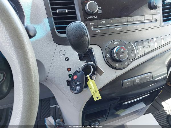 2014 TOYOTA SIENNA LE V6 8 PASSENGER