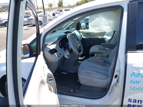 2014 TOYOTA SIENNA LE V6 8 PASSENGER