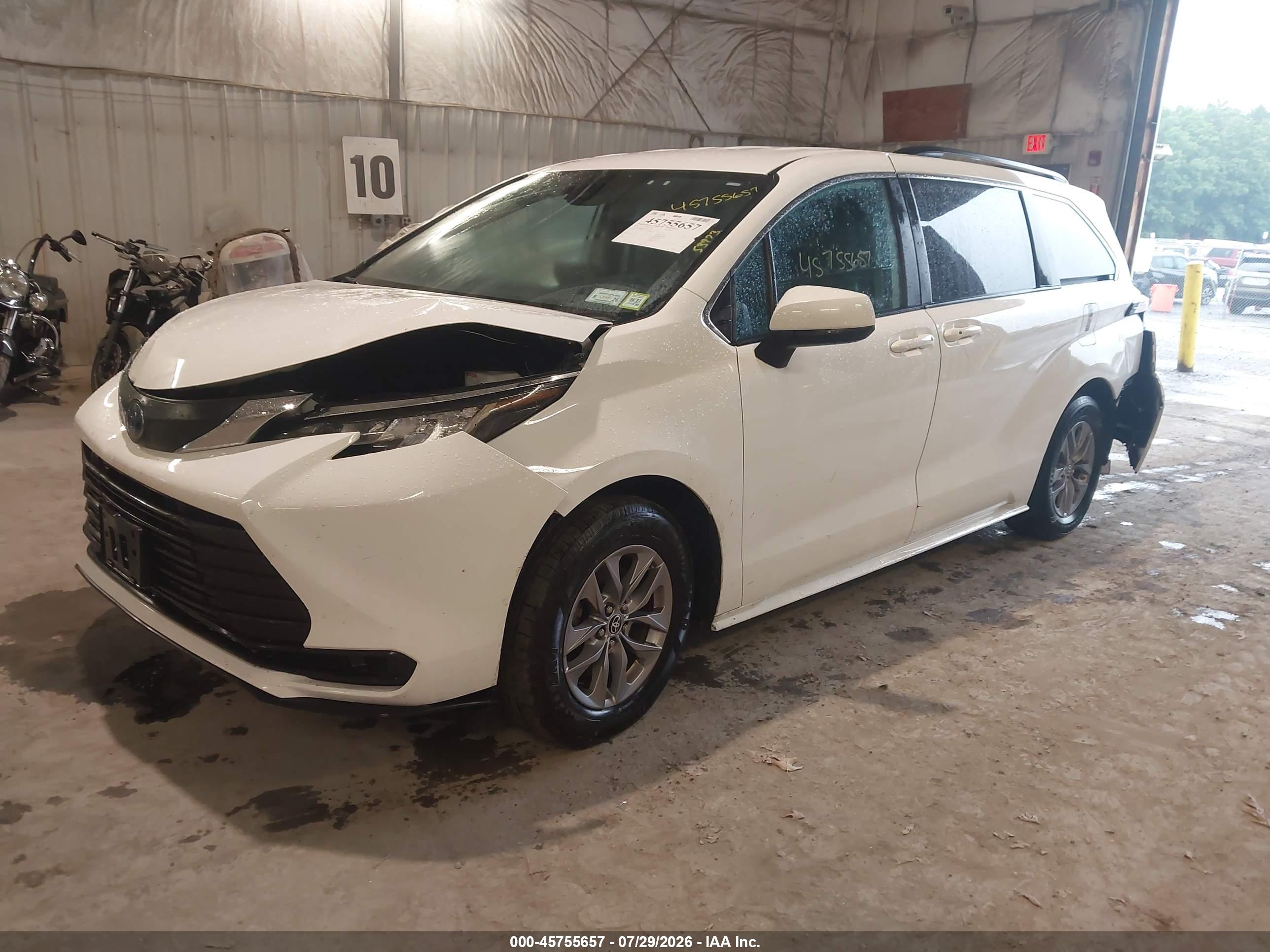 2022 TOYOTA SIENNA LE — I2