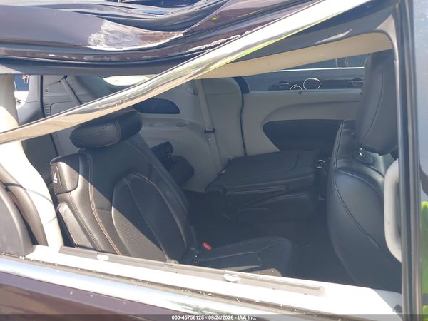 2019 CHRYSLER PACIFICA TOURING L — I8