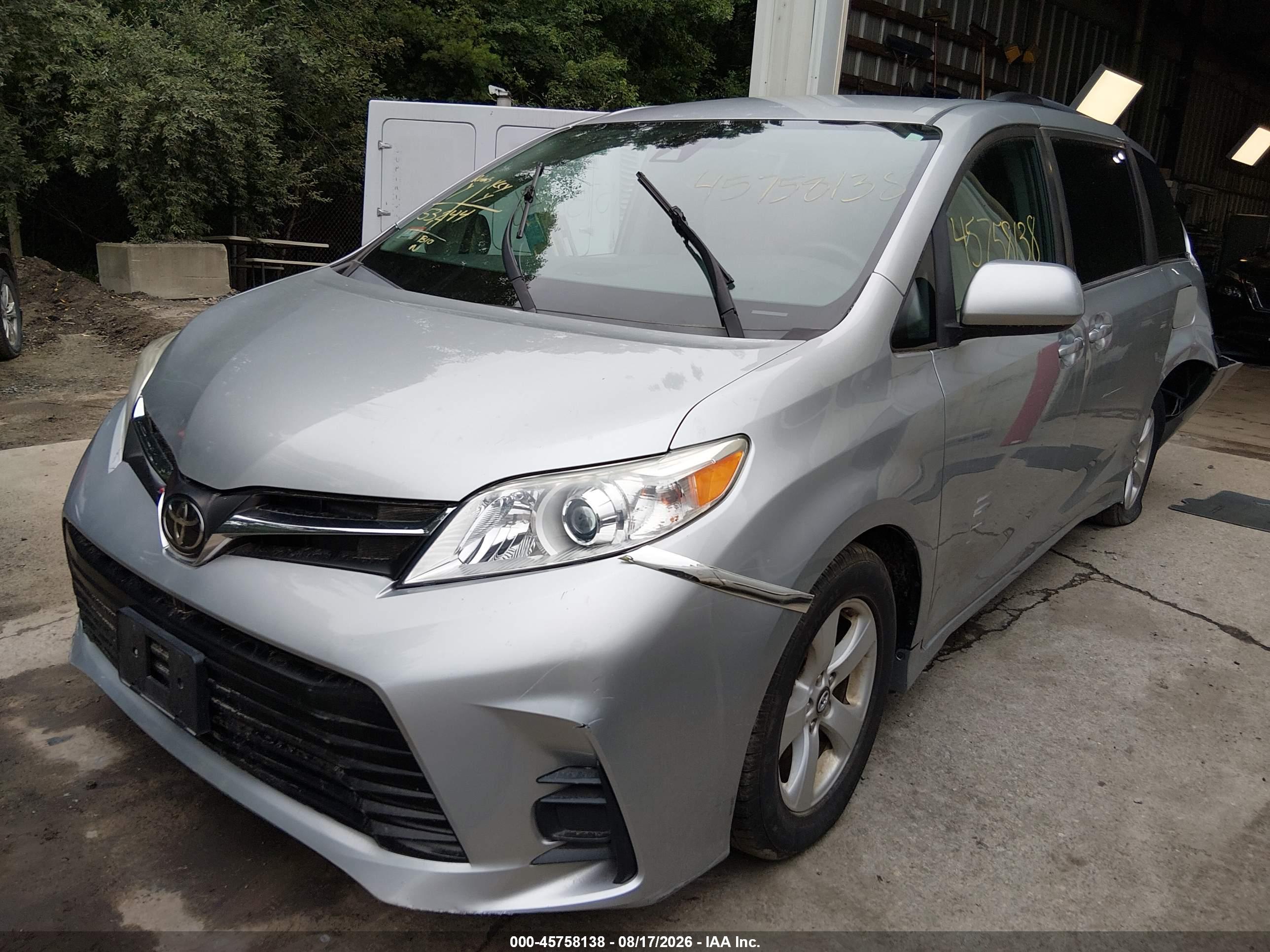 2019 TOYOTA SIENNA LE 8 PASSENGER — I2