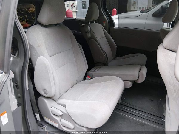 2019 TOYOTA SIENNA LE 8 PASSENGER — I8