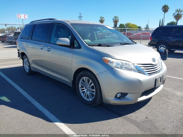 2017 TOYOTA SIENNA XLE 8 PASSENGER