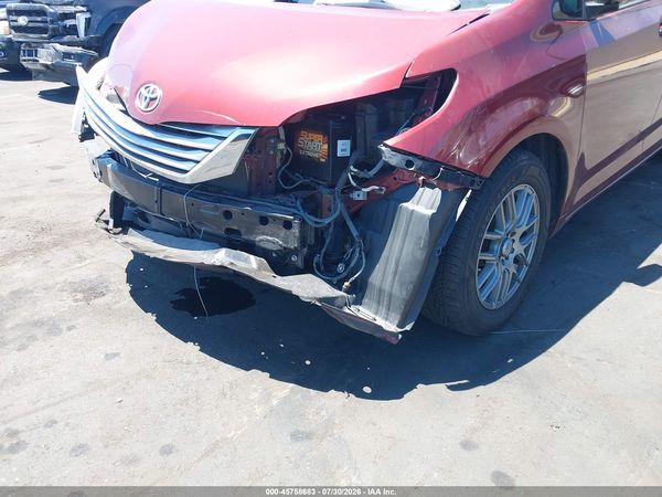 2015 TOYOTA SIENNA — I152