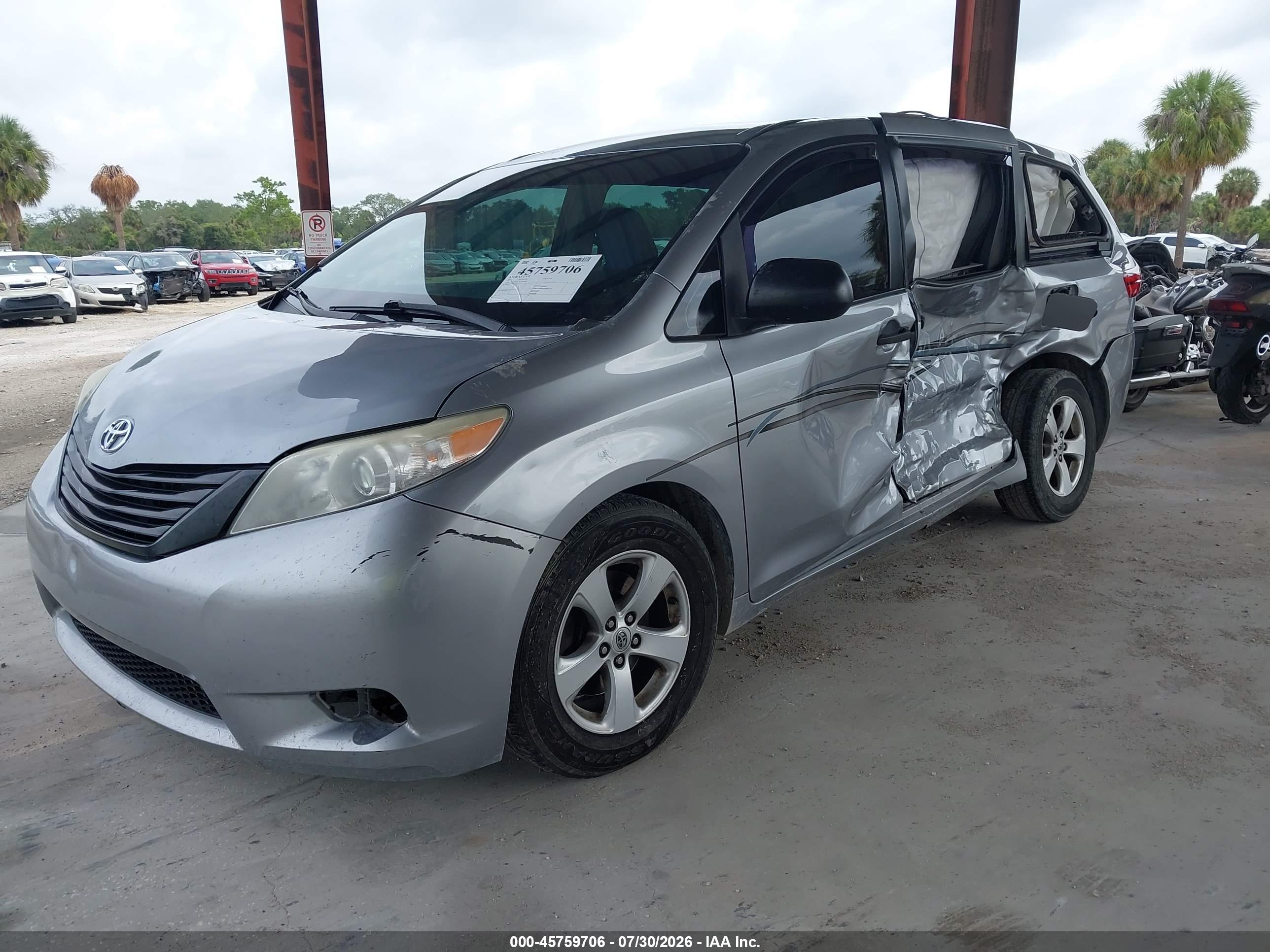 2017 TOYOTA SIENNA L 7 PASSENGER — I2