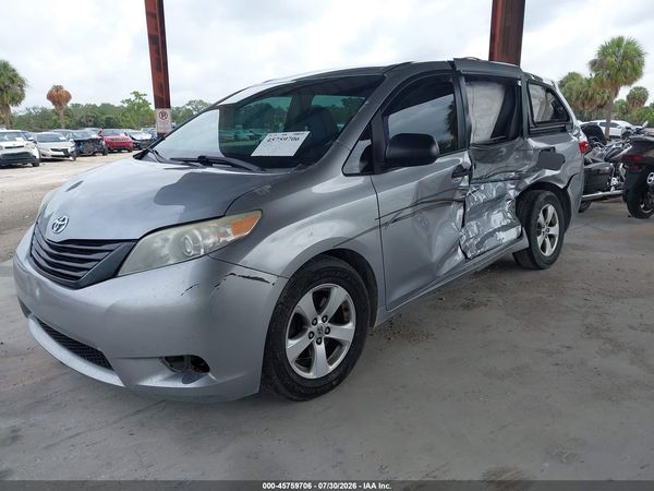2017 TOYOTA SIENNA — I2
