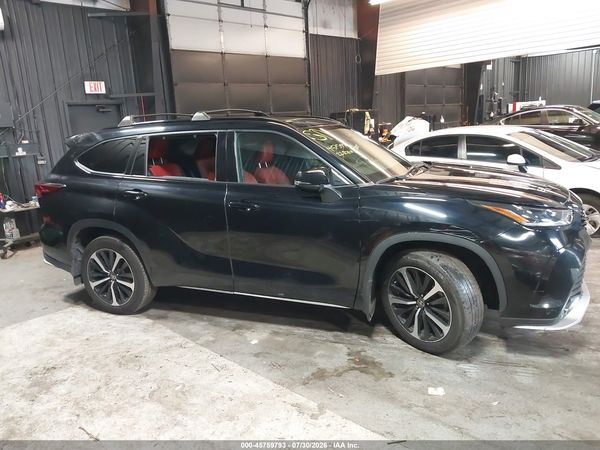 2022 TOYOTA HIGHLANDER XSE