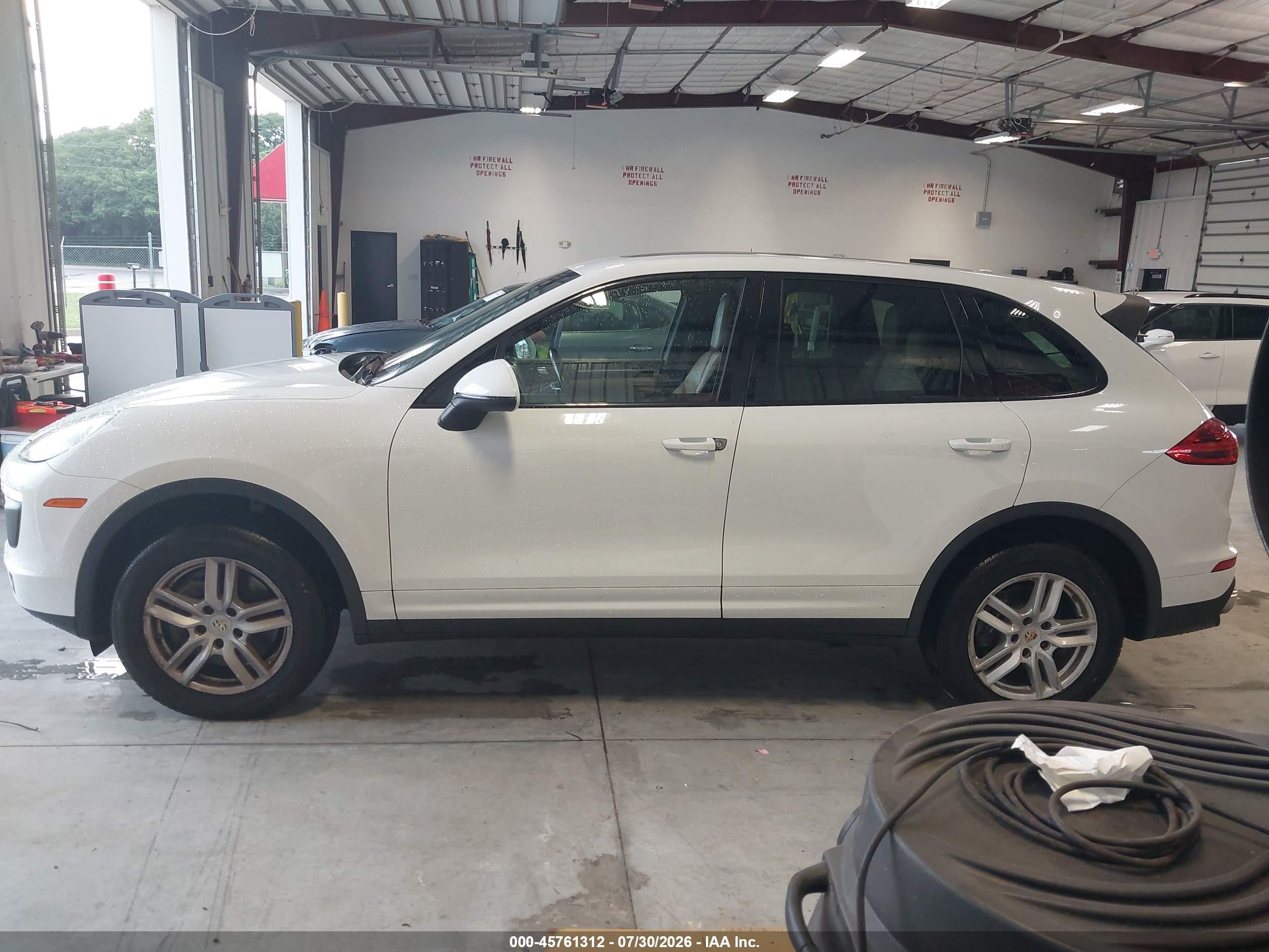 2016 PORSCHE CAYENNE