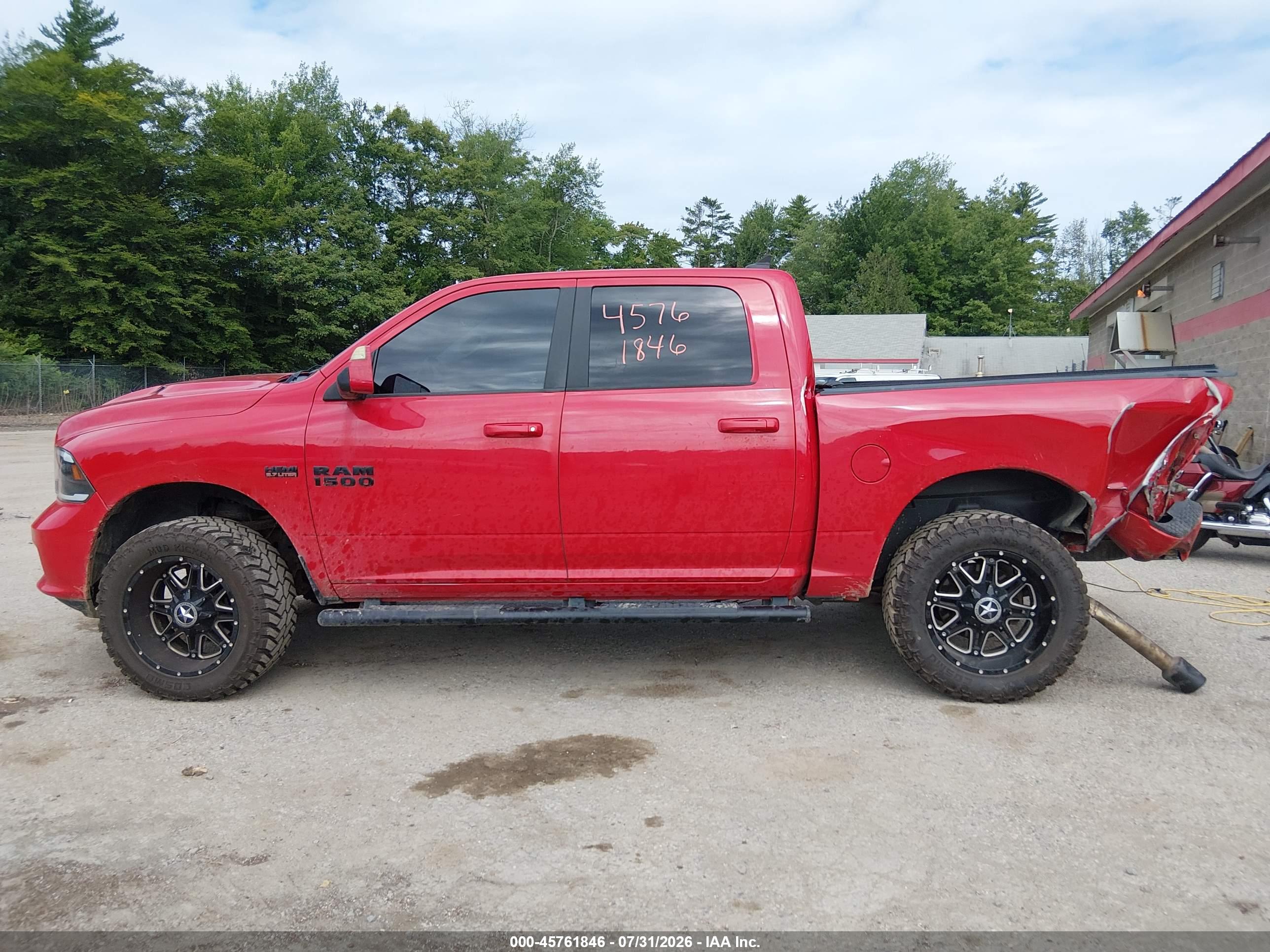 2017 RAM 1500 NIGHT  4X4 5'7 BOX