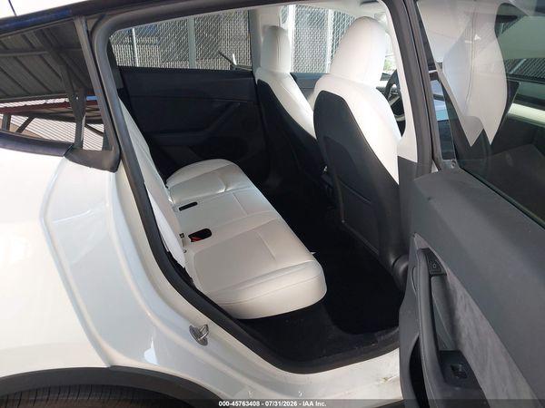 2025 TESLA MODEL Y — I8