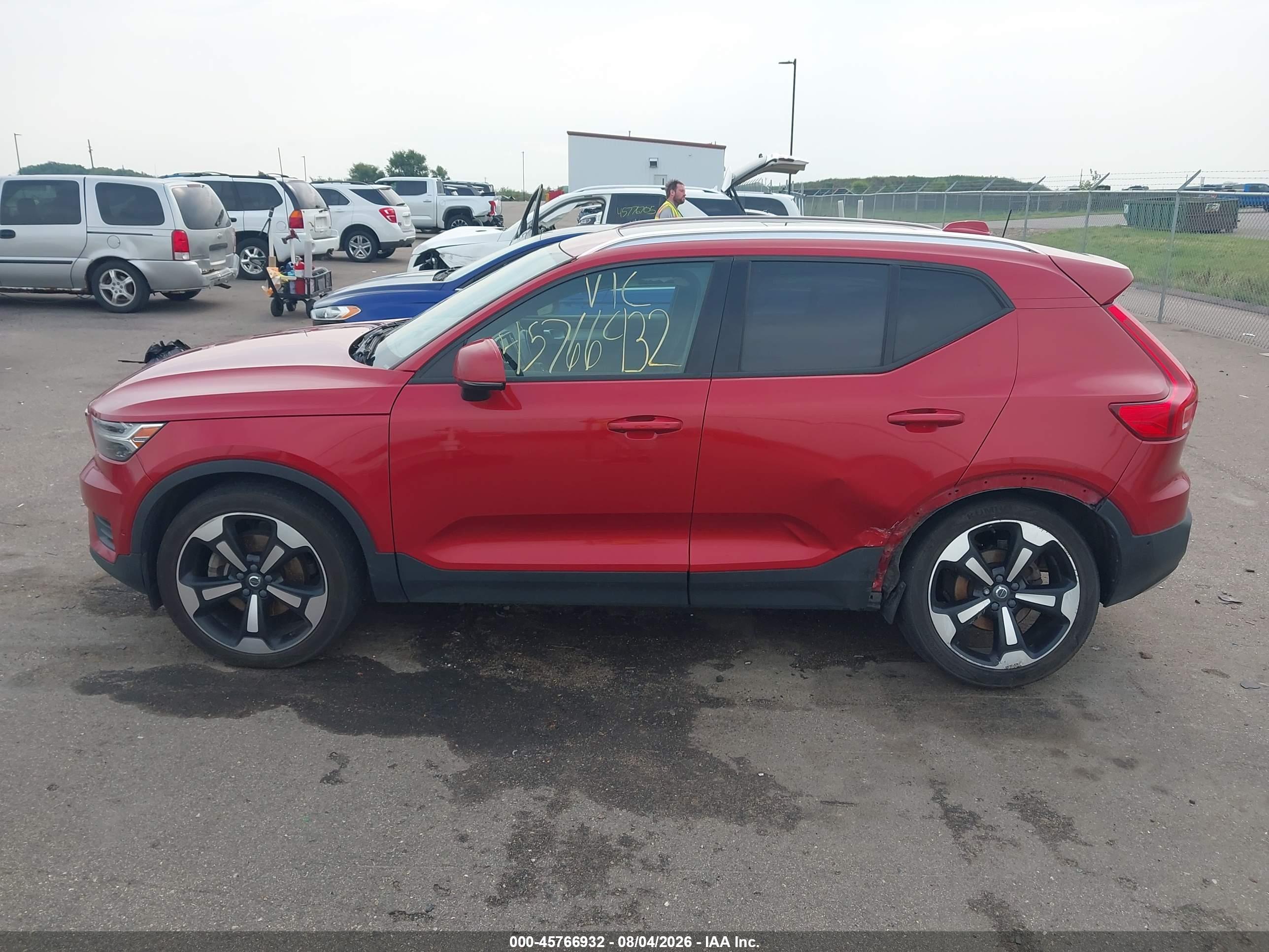 2019 VOLVO XC40 T5 MOMENTUM