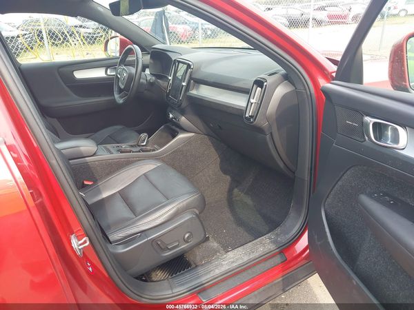 2019 VOLVO XC40 T5 MOMENTUM