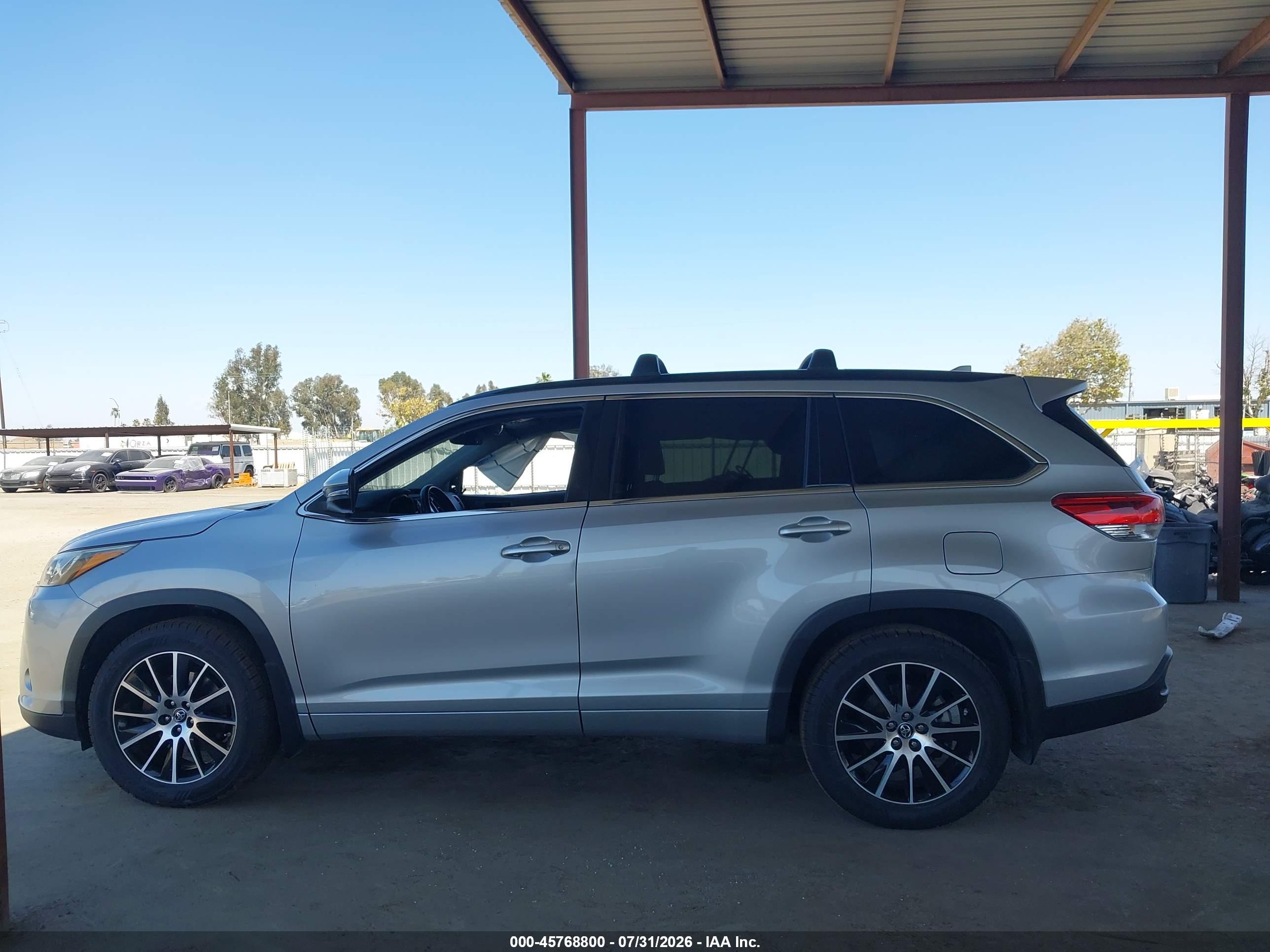 2017 TOYOTA HIGHLANDER SE