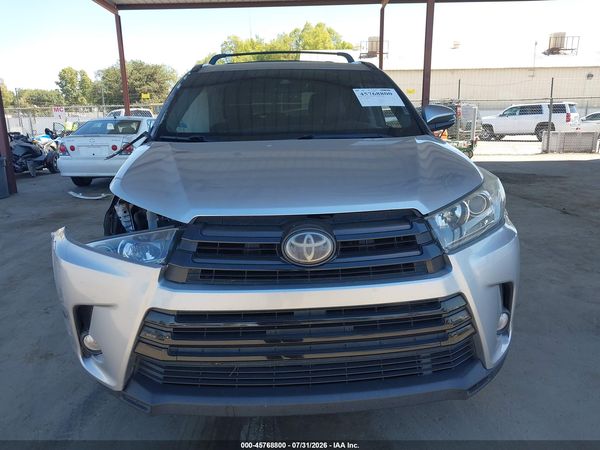 2017 TOYOTA HIGHLANDER SE