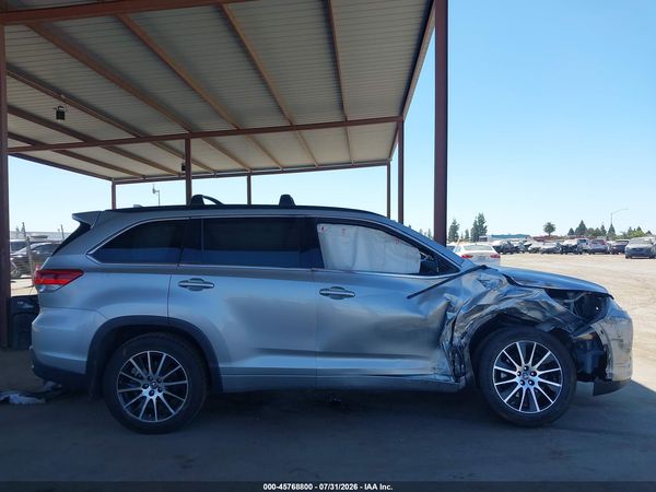 2017 TOYOTA HIGHLANDER SE