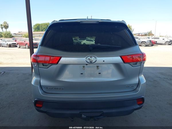 2017 TOYOTA HIGHLANDER SE