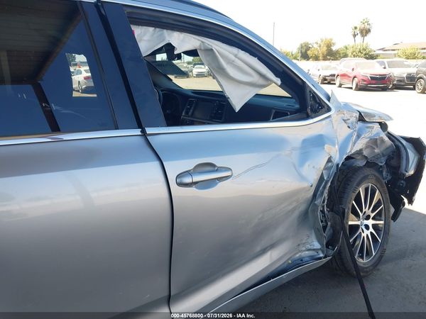 2017 TOYOTA HIGHLANDER SE