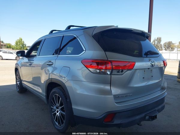 2017 TOYOTA HIGHLANDER SE