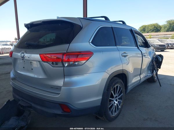 2017 TOYOTA HIGHLANDER SE