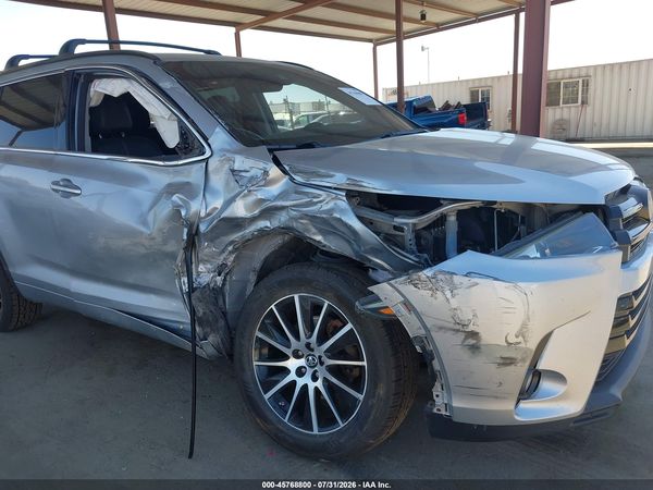 2017 TOYOTA HIGHLANDER SE