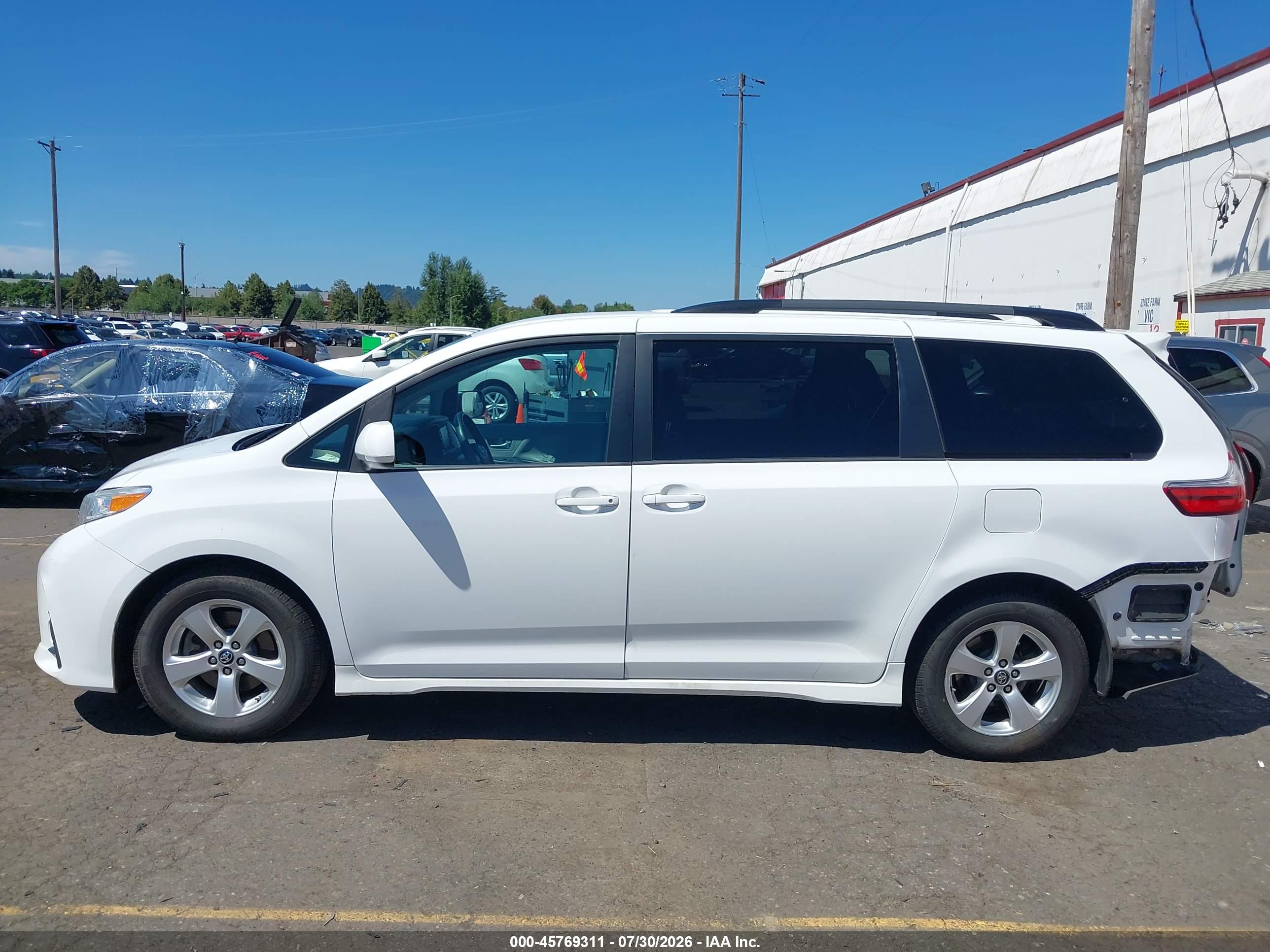2018 TOYOTA SIENNA LE 8 PASSENGER
