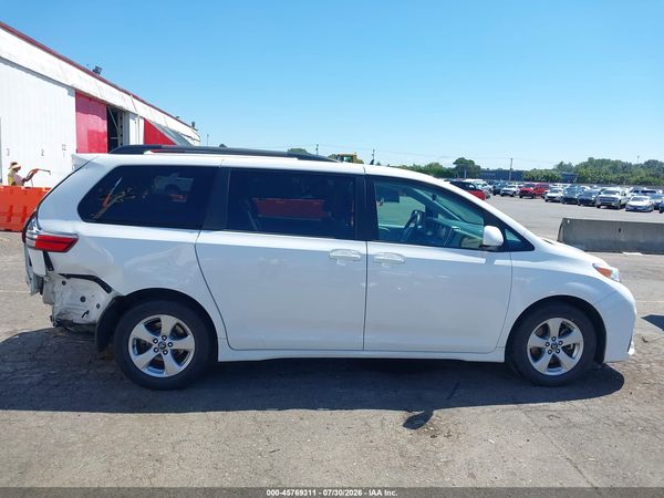 2018 TOYOTA SIENNA LE 8 PASSENGER