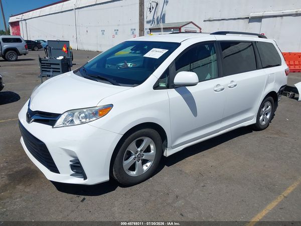2018 TOYOTA SIENNA LE 8 PASSENGER