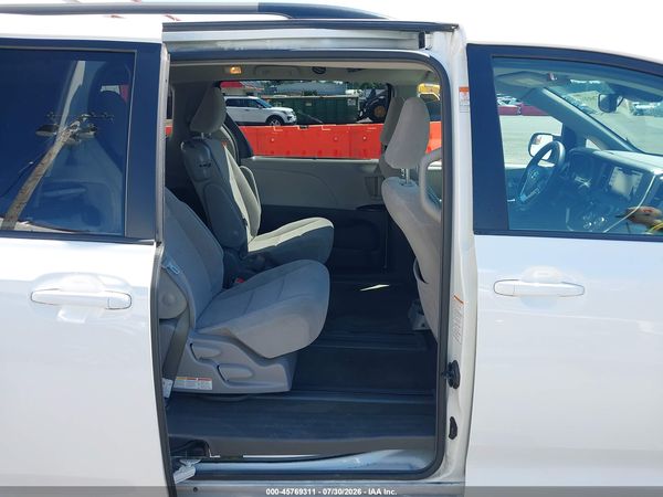 2018 TOYOTA SIENNA LE 8 PASSENGER