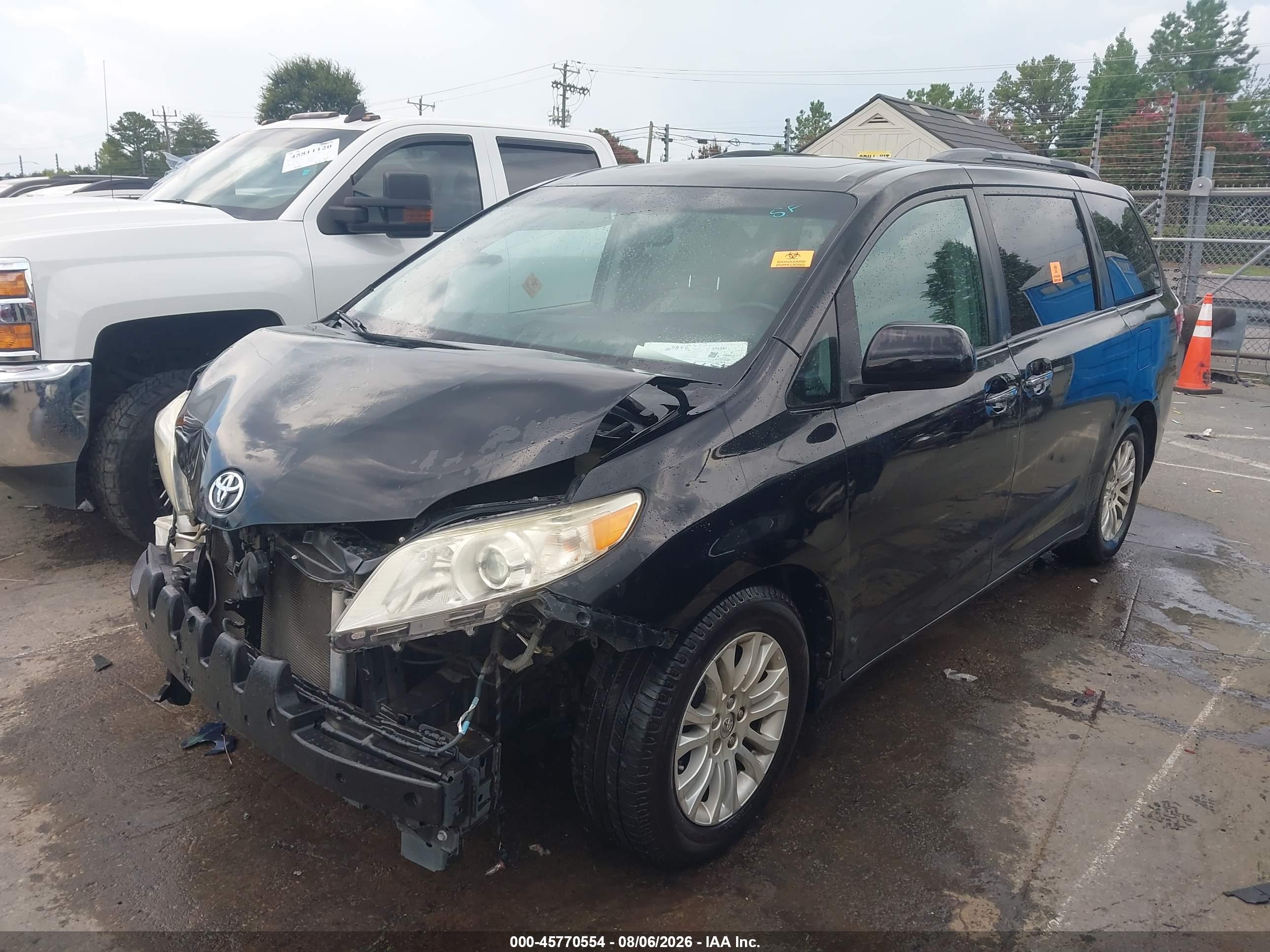 2016 TOYOTA SIENNA XLE 8 PASSENGER — I2