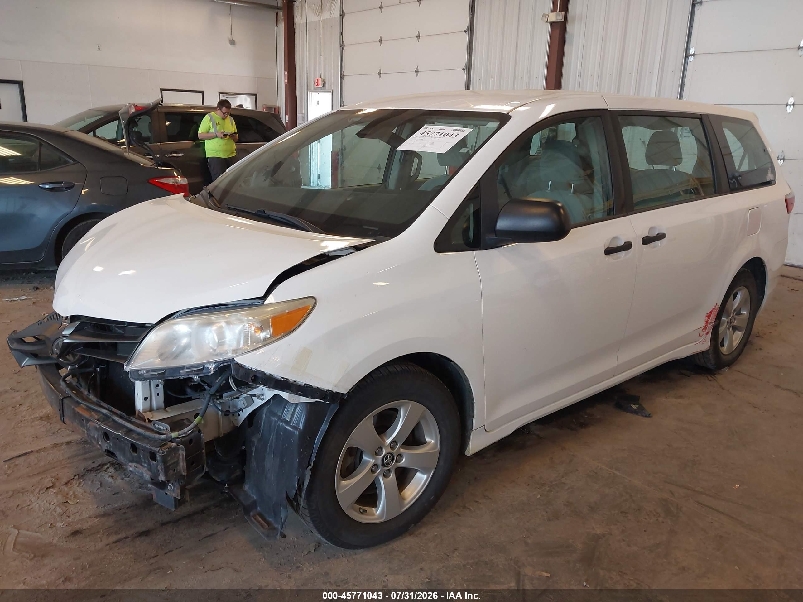 2018 TOYOTA SIENNA L 7 PASSENGER — I2