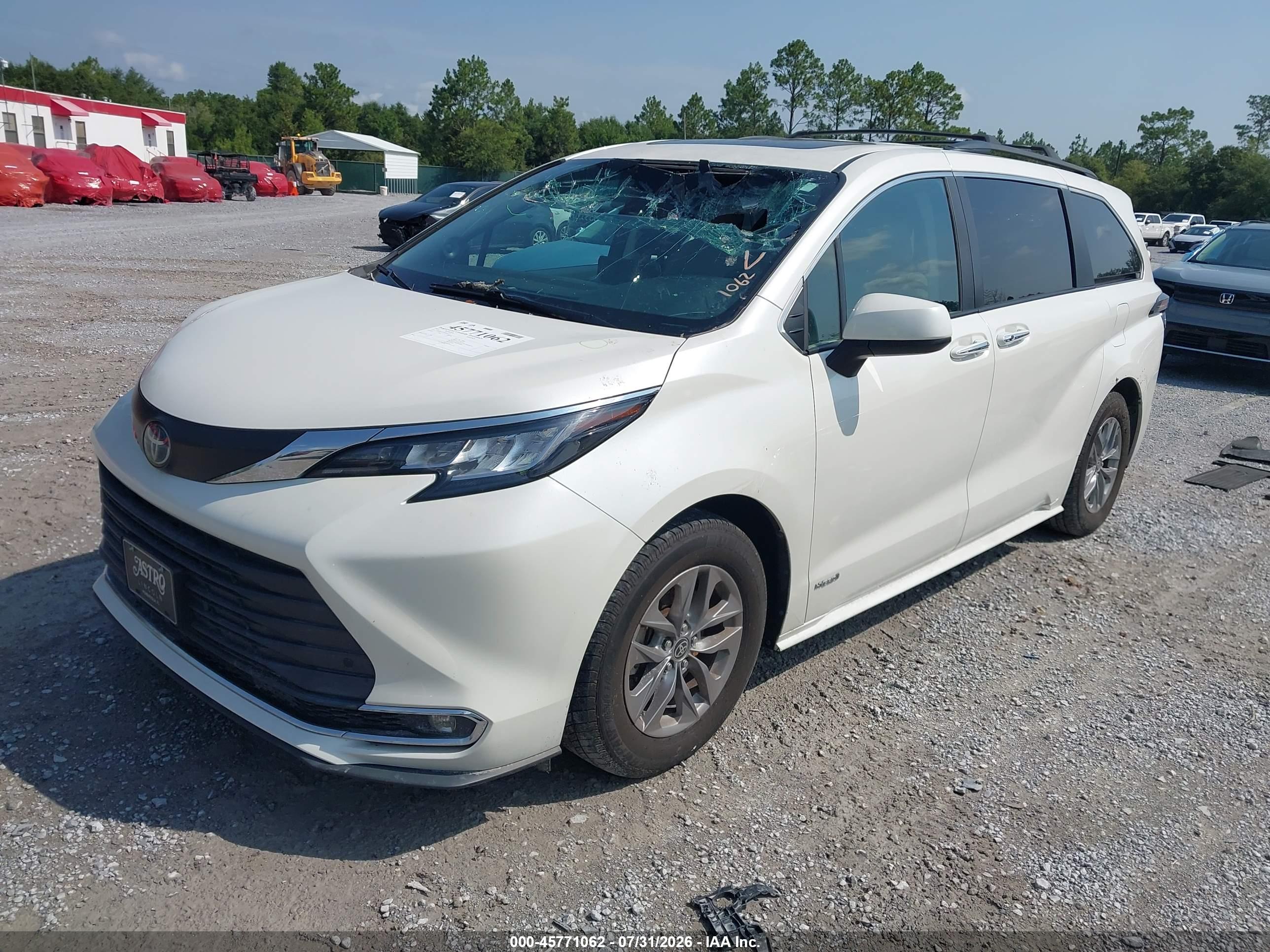 2021 TOYOTA SIENNA XLE — I2